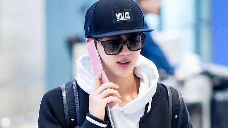 onlyforseokjini's tweet photo. seokjin defying gender norms, stereotypes and toxic masculinity — a thread https://t.co/tzmPyw3L4G
