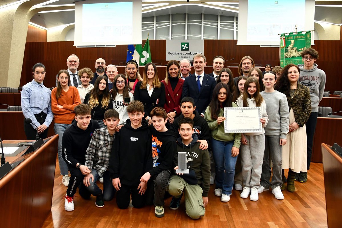 Oggi, nel #GiornodelRicordo, a #PalazzoPirelli abbiamo premiato le scuole vincitrici del concorso dedicato all’#esodo #giuliano #dalmata e alla tragedia delle #foibe.