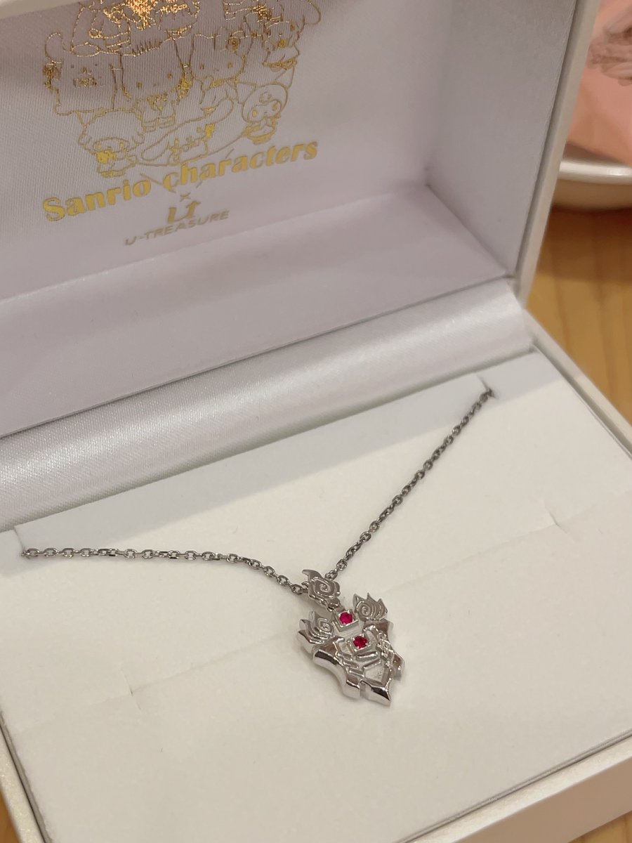 私のユートレジャー様にオーダーした919くんのギターモチーフのペンダントはこれ！みつむさんのがゅモチーフよりやっぱ色が濃いんですね