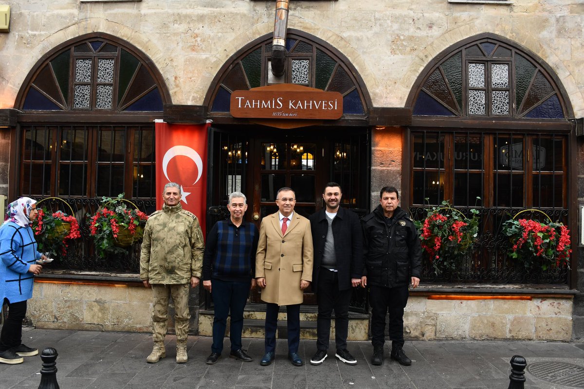 📌 Valimiz Kemal Çeber, haftanın ilk gününde esnaf ziyaretinde bulundu.

👮 İl Jandarma Komutanı Tümgeneral Halil Şen ve İl Emniyet Müdürü Celal Özcan ile birlikte tarihi sokaklarda esnafla bir araya gelen Valimiz, Tarihi Tahmis Kahvehanesinde AB tescilli menengiç kahvesi ☕