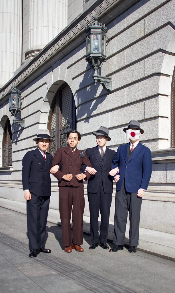 両前背広の記念撮影に付き合ってくれた友人達と様々な遊びをした。特に1枚目の戦前風集合写真が好き🫶

そして、この日初めて目にした加村氏(<a href="/kamura__1950/">加村 週二</a> )仕立ての戦前背広が、そこかしこのディテールが完全に実物で感無量であった。日本の未来は明るい🔆