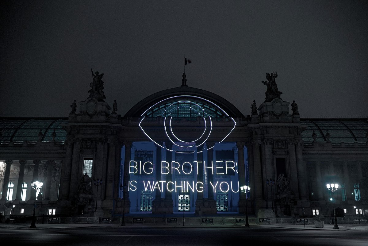 Projection on the Grand Palais.
The #AISummit opens today in Paris.