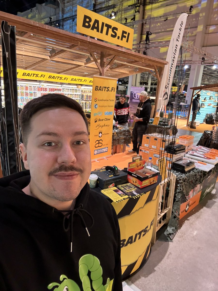 immonenjonii's tweet photo. Viikonloppu meni loistavasti Venemessuilla, ja myynti jatkuu täällä koko viikon!🫵🏽😎

Tulehan käymään osastolla niin laitetaan kesäksi kalastuskamppeet kuntoon. Mieluusti esittelen tuota meidän Blacksox mallistoa👍🏽

#venemessut2025 https://t.co/eWHaX3qj92