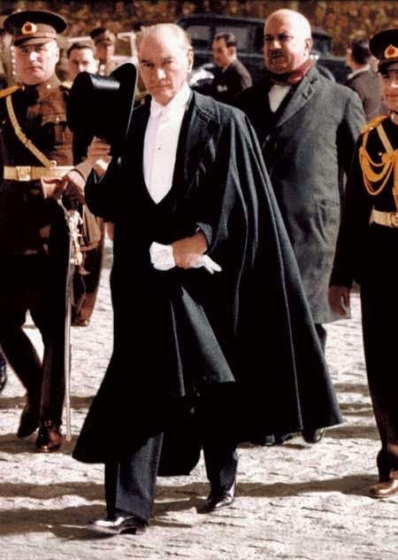 Atatürk gibi bir lidere sahip olmanın gururu bize yetiyor.