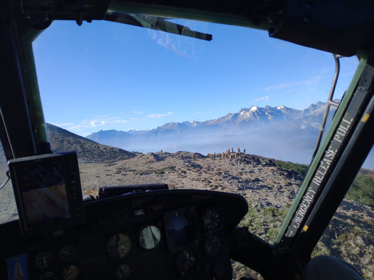 MinDefensa_Ar's tweet photo. El @Ejercito_Arg continúa en la primera línea de fuego apoyando, por vía terrestre y aérea, el operativo para controlar los incendios en Los Manzanos, Parque Nacional Nahuel Huapi, junto con personal federal y provincial.

Desde la Escuela Militar de Montaña, se preparan raciones diarias para más de 100 brigadistas, además de proporcionar apoyo logístico con camiones y trasladar bombas de agua y mangueras en helicóptero y a pie en las zonas afectadas.

El Regimiento de Infantería de Montaña 26 elabora raciones diarias para 70 brigadistas, ofrece alojamiento de campaña en la zona de trabajo y en cuarteles, y suministra carpas para los brigadistas en terreno.

El Regimiento de Caballería de Exploración de Montaña 4 provee raciones diarias para 50 brigadistas y brinda apoyo logístico al personal desplegado.