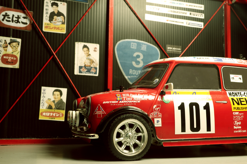 Maruyo_trail's tweet photo. 復活祭りとしてショップの展示車であるローバーミニクーパー'94モンテカルロを撮らせてもらいました。なお教えてもらって気付いたのですが、再版されるのはグリル回りが一体成型の”レーシング”なんですね^^;
多灯ライティングの練習も兼ねてま～す。
#タミヤRC #Kスタジアム #Godox #TT685II #XProII https://t.co/y5mEP8HZze