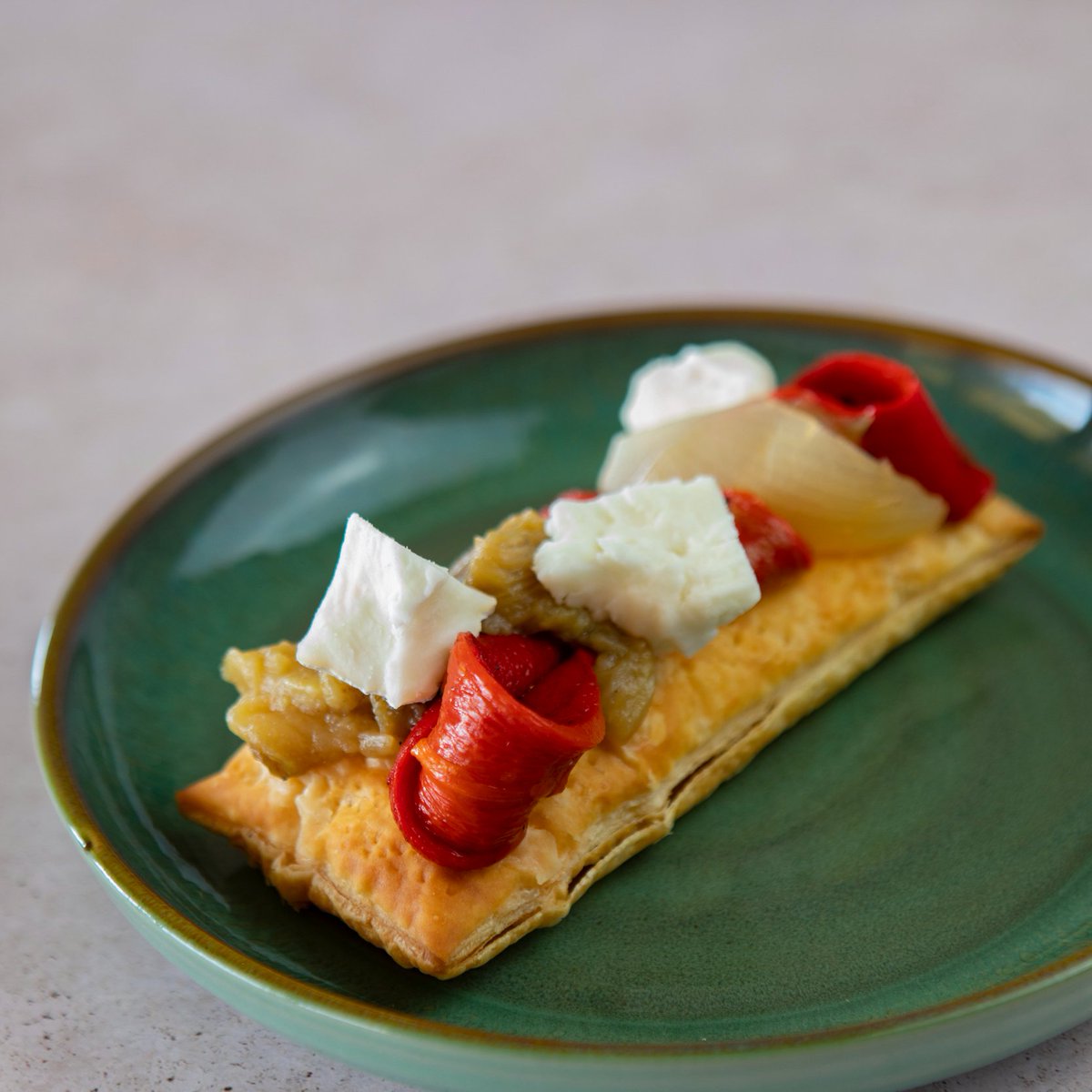 Avui, una idea per algun dia que tingueu alguna cosa per celebrar o, simplement, per qualsevol dia, per celebrar la vida! 😅Un pasta de full, una mica d'escalivada i un bon formatge fresc de Llet de Cabres Catalanes! Bon cap de setmana!🌞

#lletdecabrescatalanes