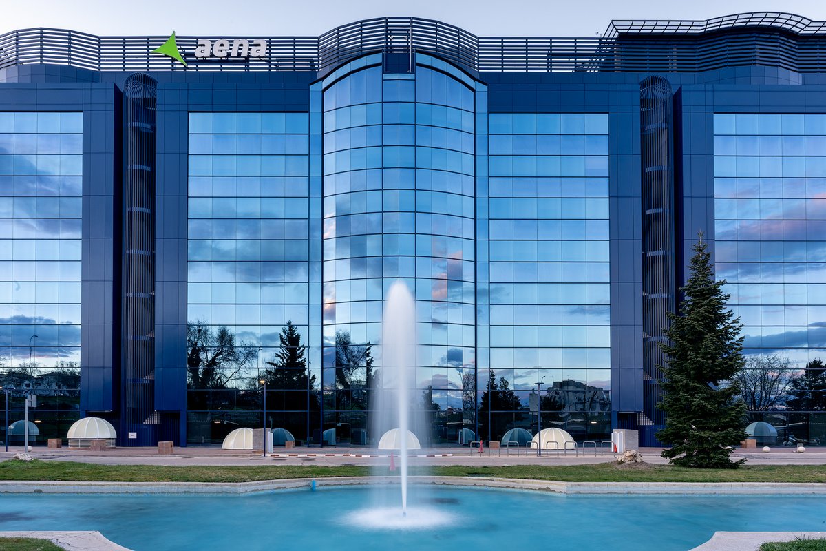 aena's tweet photo. Aena celebra diez años en Bolsa como primera empresa aeroportuaria del mundo por capitalización bursátil y sexta empresa cotizada más grande de España.

➡️ Más información: https://t.co/avxKWz6VIM https://t.co/m1uHA3unzE