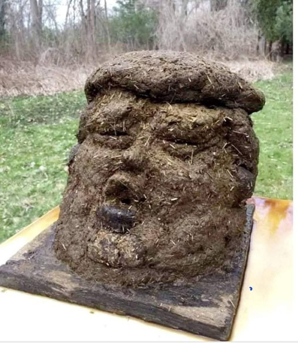 ABD Başkanı Trump'ın tezekten heykeli yapıldı.