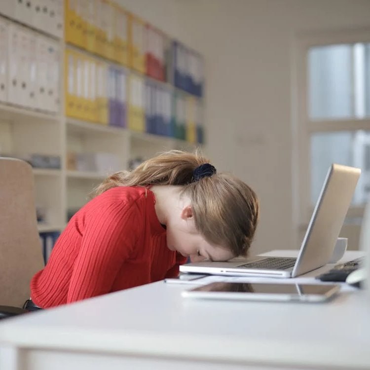 🔵 Tükenmişlik sendromunun en çok Y ve Z kuşağını etkilediği iddia ediliyor.

• Belirsiz iş tanımları
• Yüksek hedefler
• Azalan yan haklar
• Özel durumlarda izin alamamak etkileyen faktörler arasında.