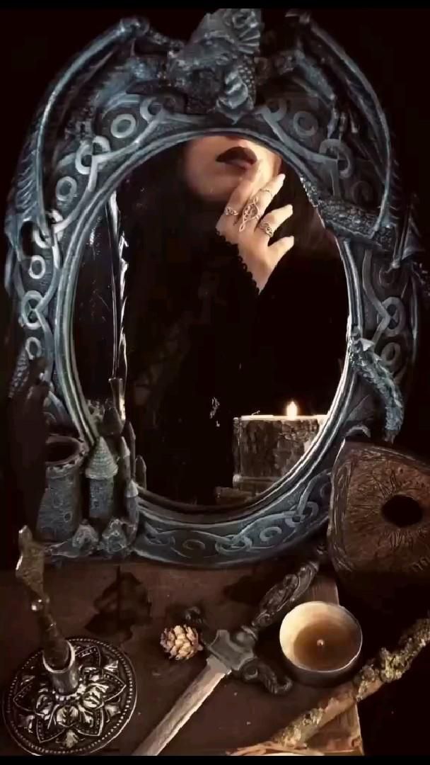 La noche me abraza con su manto de sombras, cómplice de mis pensamientos errantes. En el silencio, mi alma se descalza y vaga, libre, por los senderos donde nadie llama.
 #MayaNyx #Noche