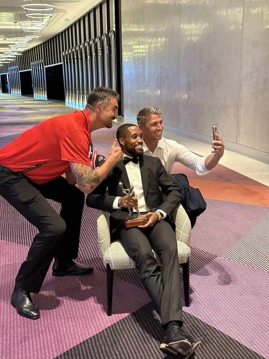 Damian Martin and Paul Rogers get a selfie with the 🐐 after his fifth Andrew Gaze 🏆