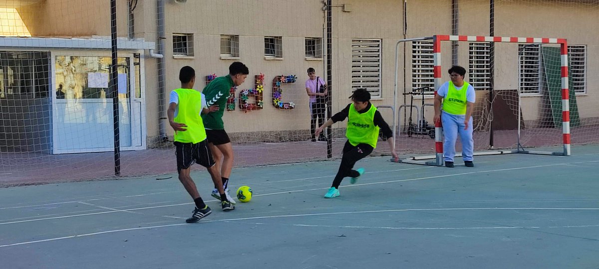 IESMdCervantes's tweet photo. ¡Gran éxito en el Campeonato de fútbol de la Semana Cultural de FPG Básica! ⚽ Con equipos de todas las familias profesionales, incluyendo profes, se vivió una experiencia llena de compañerismo y espíritu deportivo. ¡Enhorabuena a todos y a los finalistas! 🏆 #FPGB https://t.co/7g3q0oHfq3
