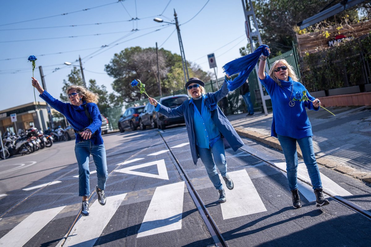 Sí, amics, per fi tenim les Senyores del Tramvia Blau. I són meravelloses. Demà us presento la Lis, l'Angie i la Tina.

Ah, i gràcies, perquè de cap manera les hagués trobat si no haguéssiu compartit el video de 2018.