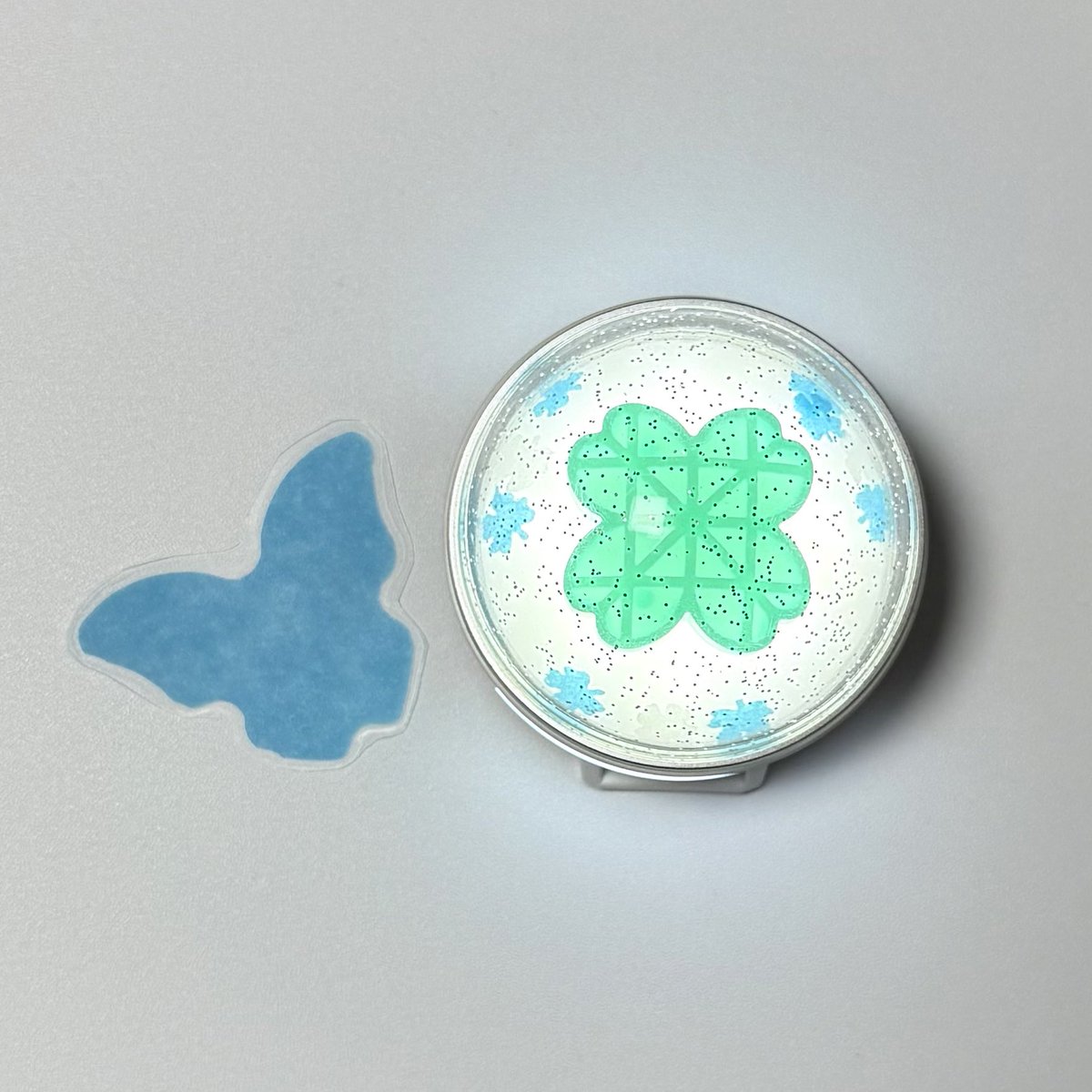 🤍 미니 클로버 컨페티 짤랑이 이벤트 🩵

#rt 추첨 한분께 컨페티로 만든 짤랑이와 
코팅 컨페티 한장을 드립니다 !
종이라 소리 안나는게 체고 ,,,😽
 
• 대전콘 전에 받으실 수 있도록 
이번주 금요일날 뽑겠습니다 🍀
• 우편배송 (우편비 제가 부담해요 !)
• 대전콘 이후 나비가 많아지면 한번