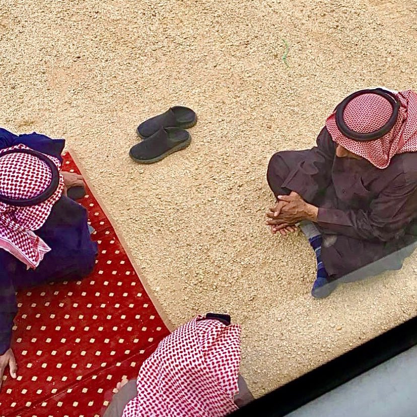 "رفيقٍ تشتري خوته من زود الغلا بـ فلوس
رصيده ضحكة حجاج اليا ضاقت .. تعيّنها "