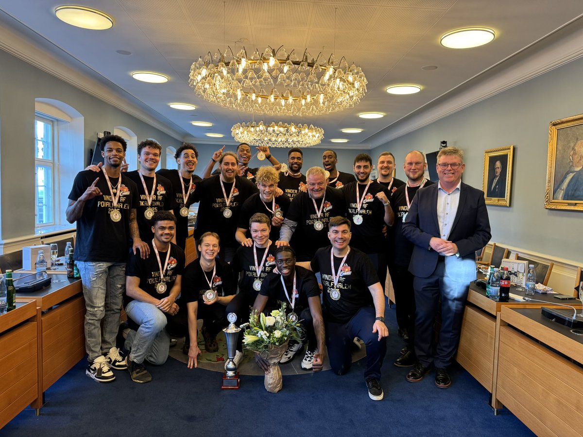 TorbenHansenRds's tweet photo. Fantastisk eftermiddag på vores flotte Rådhus. Modtagelse af pokalvinderne🏆🏆fra #randerscimbria Fejring, smil, latter - skøn stemning. Vi er stolte af jer. 🏀 Tak for jeres indsats for lokalsamfundet og for at udbrede basketball med smil, latter og godt humør. 🏆🏆 #randers https://t.co/KIsO8M4L3z