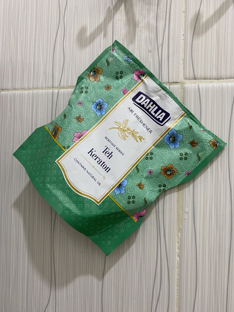 Aku tuh ga terlalu suka teh, tapi kalo wangi nya suka bgtttt. Apalagi wangi nya tuh yg ga biasa gitu kaya pewangi Teh Keraton Dahlia ini