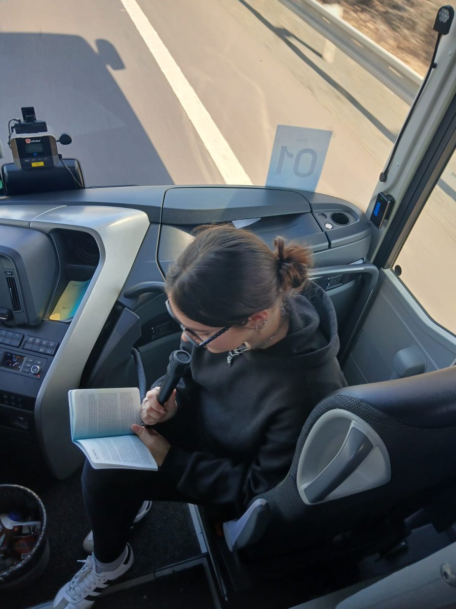 Sul bus 1,Sofia della 5° AT del Motti legge estratti del libretto di Viaggio.