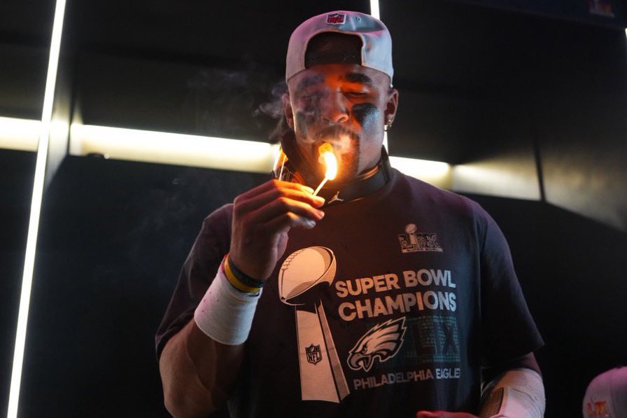 KDBPicks_'s tweet photo. Es el 3er año consecutivo que un QB negro gana el Super Bowl.

Es la primera vez en la historia #NFL que esto sucede.

Jalen Hurts hizo más historia esta noche y ven que Mahomes si es considerado negro .. por ahí tmb andaba alguien diciendo que la #NFL no dejaba que los QBs negros ganarán SBs 🤣