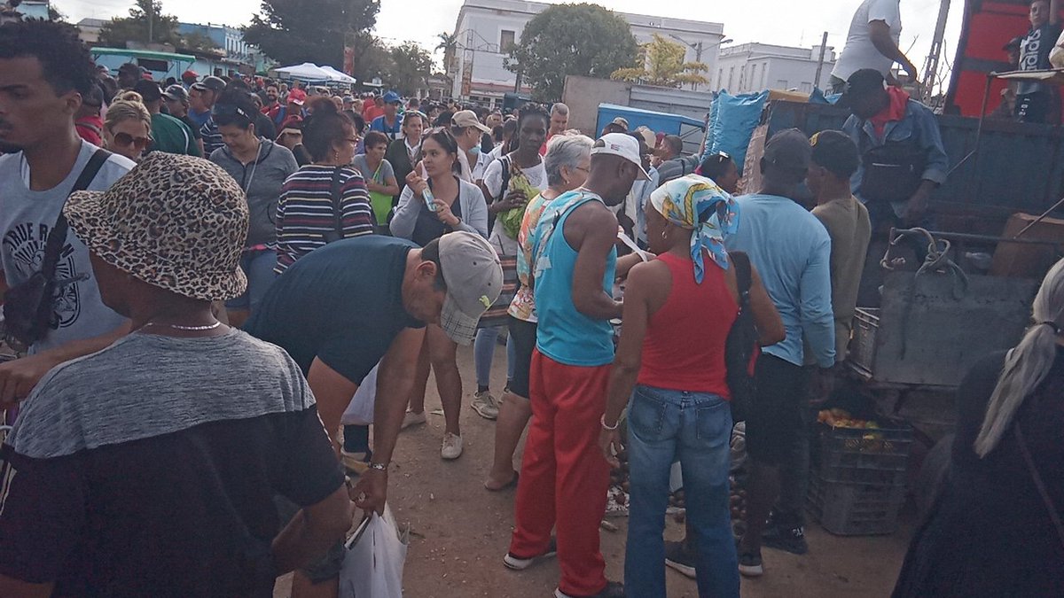 IrisQui98294692's tweet photo. En #ColonEnVictoria se trabaja por mejorar las ferias agropecuarias integrales de fin de semana. La convocatoria incluye unidades agrícolas y entidades del sector estatal y no estatal con ofertas variadas.
#MatancerosEnVictoria
@mariofsabines
@CaridadPoey
@tvyumurimtz https://t.co/Ah95ocR8TY