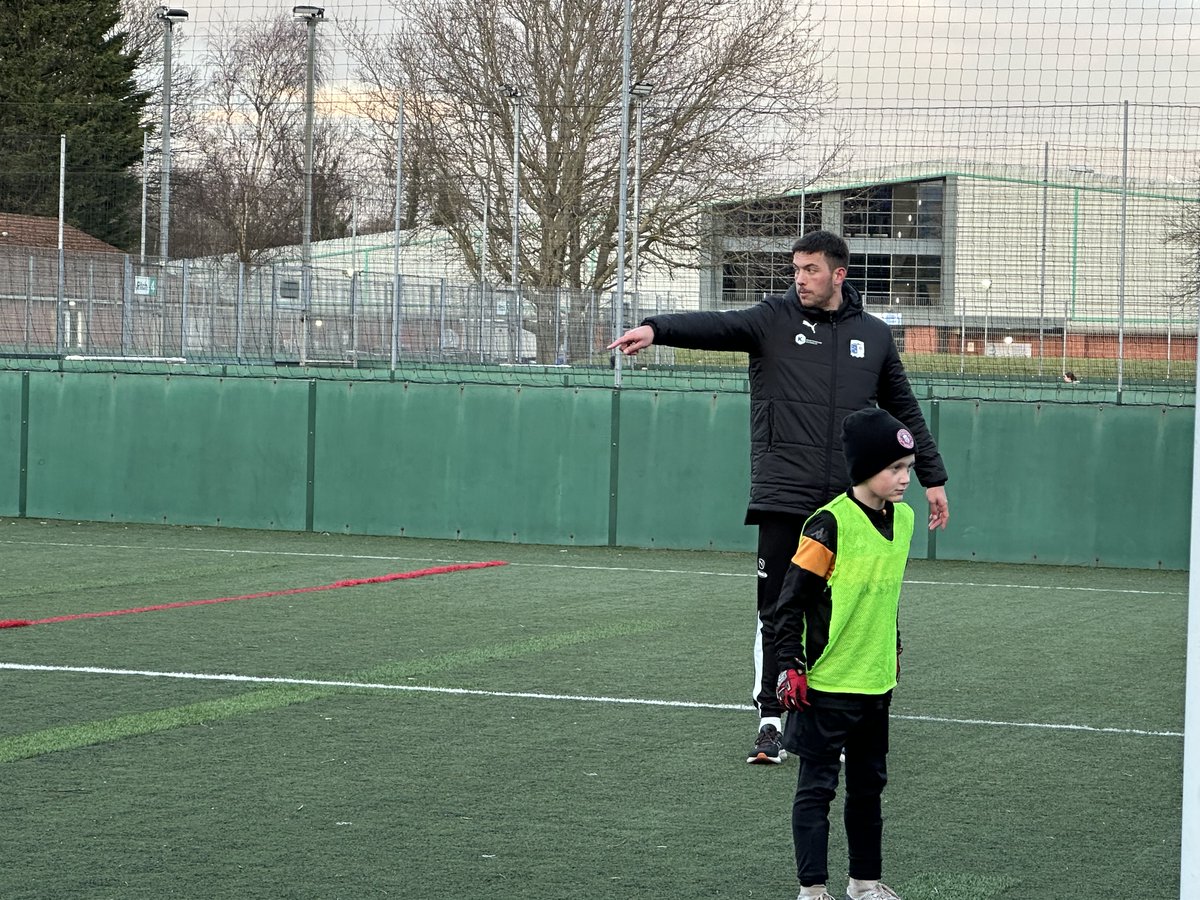 𝗕𝗮𝗿𝗿𝗼𝘄 𝗜𝗻 𝗧𝗵𝗲 𝗖𝗼𝗺𝗺𝘂𝗻𝗶𝘁𝘆 🐦

In the latest community outing, Tyler Smith, Robbie Gotts, and Niall Canavan visited Crookland Casuals Under 8s. ⚽️

The trio all got involved in the session before staying for a Q&amp;A and signing session at the end. ✍️

#WeAreBarrow