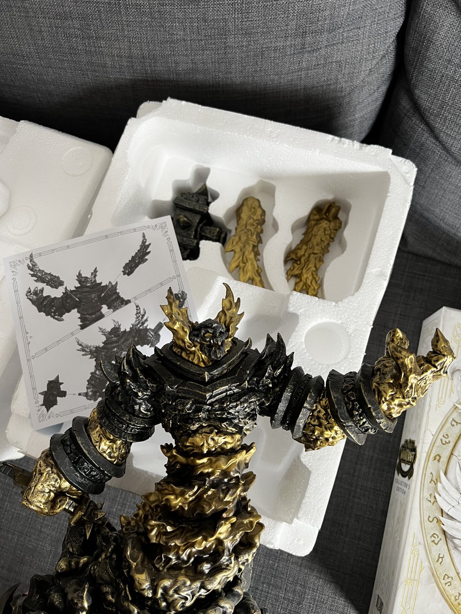 Coucou Twitter ! 

Je vends ce coffret WoW collector des 15 ans avec la grosse statue de Ragnaros 

Tout est complet, en très bon état  :) 

Au prix de 350€ 
Envoyez moi un message si ça vous intéresse ✨