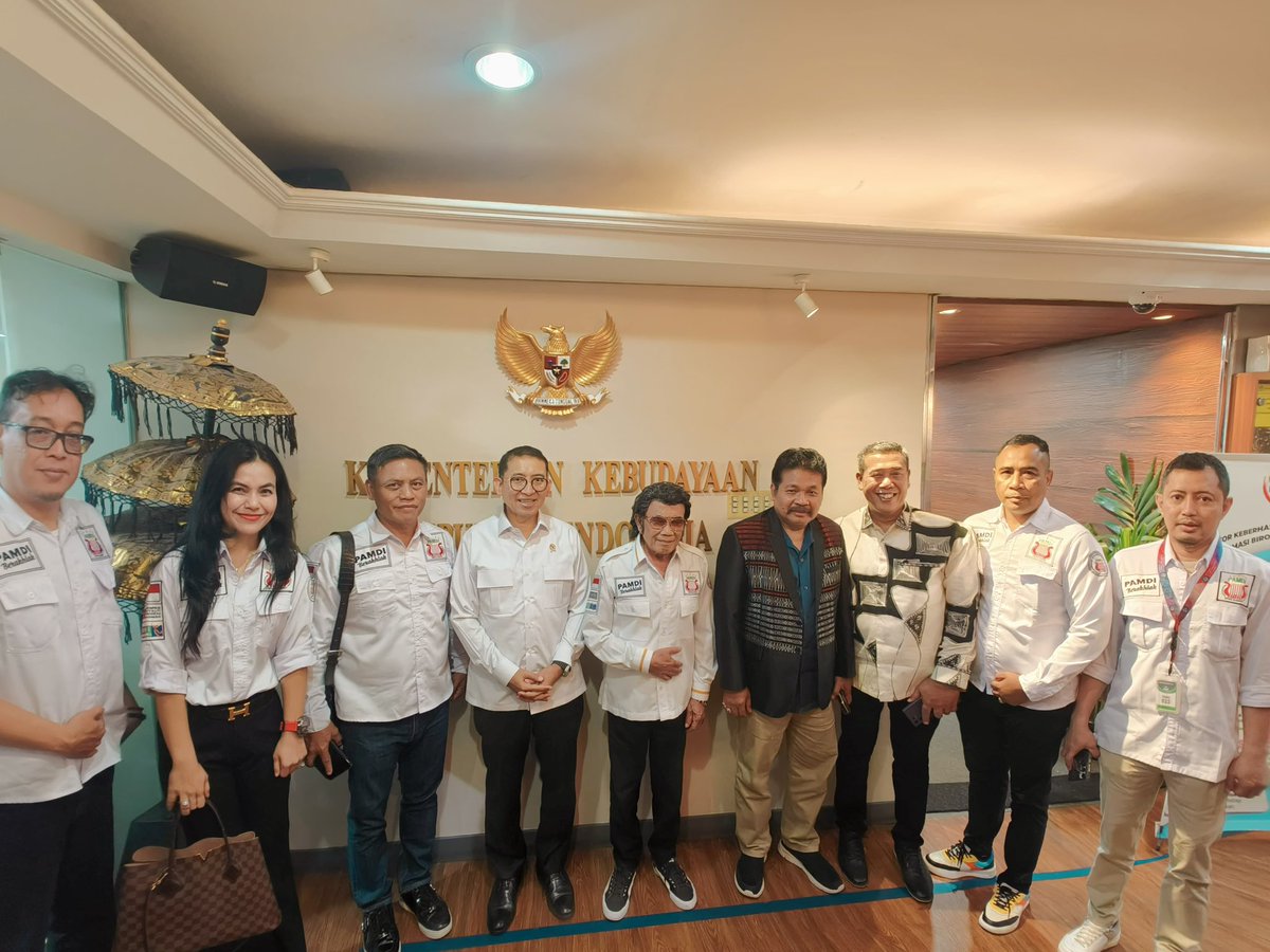 Assalamualaikum Warahmatullahi Wabarakatuh.
Agenda siang tadi saya bersama rekan-rekan @dpppamdi audiensi dengan Menteri Kebudayaan Republik Indonesia Bapak <a href="/fadlizon/">FADLI ZON</a> dalam rangka Pencanangan Dangdut Wave.
#RhomaIrama #Kemenkebud #PAMDI