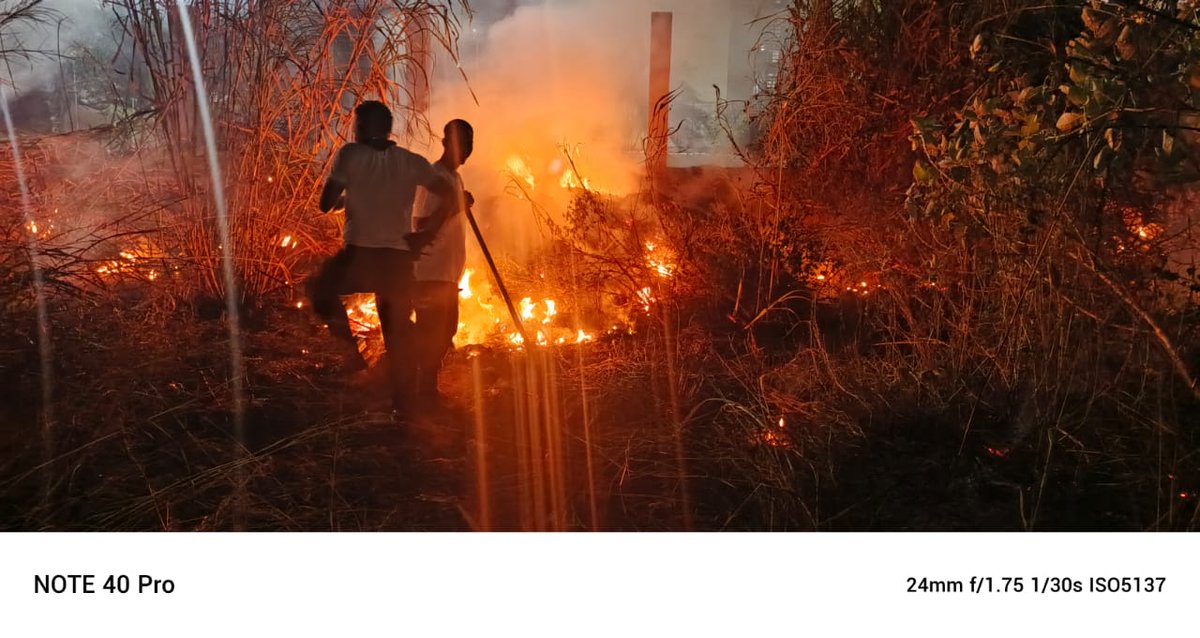 Forestales_13's tweet photo. #Operaciones Combate y Extinción de Incendio 🔥 de Vegetación en el Urbanismo Arsenal #MBI @droopy171 @vol_aragua @PCivil_Ve @Zoedanaraguapc @VoluntarioxVzla https://t.co/7LX5PsZyiy