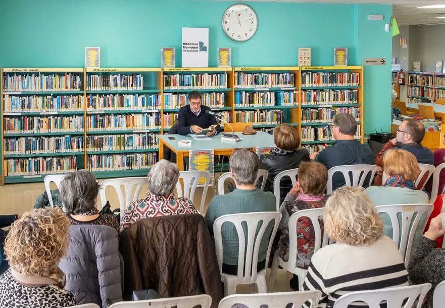 ajconstanti's tweet photo. 📷 El periodista Xavier Grasset (@xgraset) ha estat el protagonista aquest dissabte 8 de febrer d’una xerrada a la @biblioconstanti. Amb el títol "Literatura, periodisme, llibres i humor", la xerrada s’emmarcava dins la programació del 25è aniversari de la Biblioteca.

#Constantí https://t.co/MaFg54VhFJ