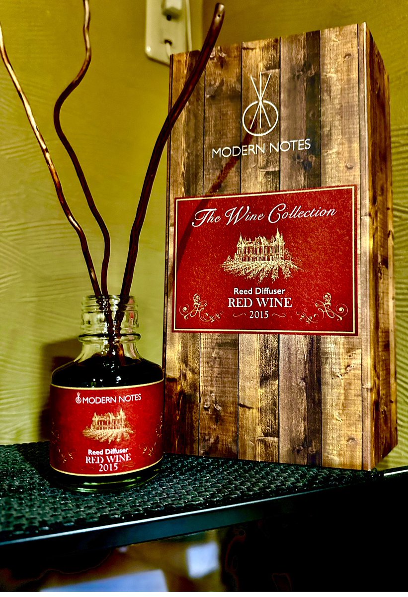 motocompo1173's tweet image. 自分の部屋のディフューザー
　MODERN NOTES（モダンノーツ)
　　 2015 RED WINE
この香りは赤ワイン🍷の香り
　甘すぎずスパイシー過ぎない
良い香りですよ。　

＃MODERNNOTES
＃2015REDWINE 
＃ディフューザー