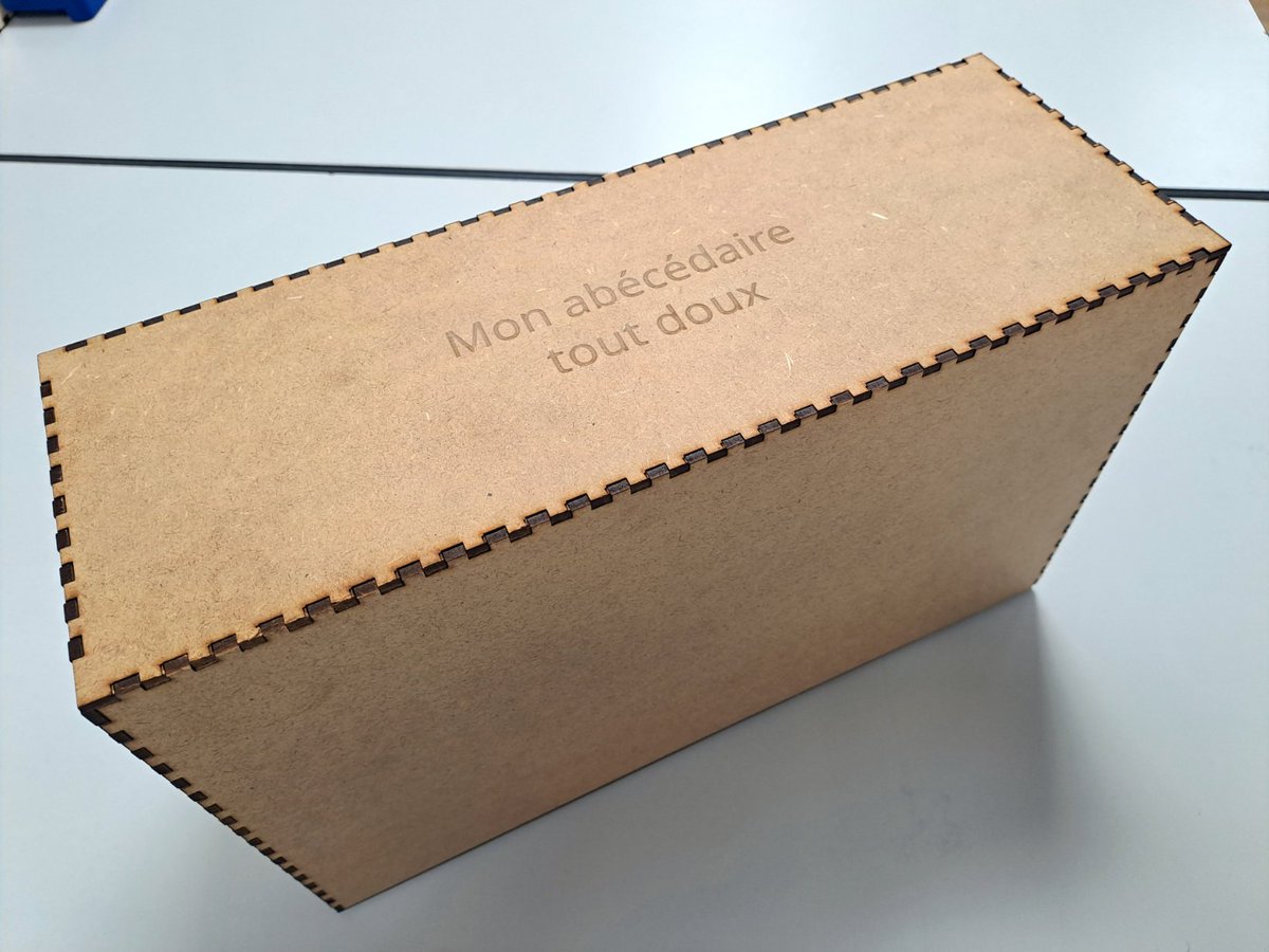 "Mon abécédaire tout doux", par Clémentine, volontaire en <a href="/ServiceCivique/">Service Civique</a> au [Minilab 💡] de l'<a href="/INSPE_Lille/">INSPÉ Lille HdF</a>  ▶️ Pour découvrir les lettres de façon sensorielle. ▶️ L'élève touche la lettre en tissu ou peut manipuler la lettre en bois. ▶️ Chaque lettre est illustrée d'une image.