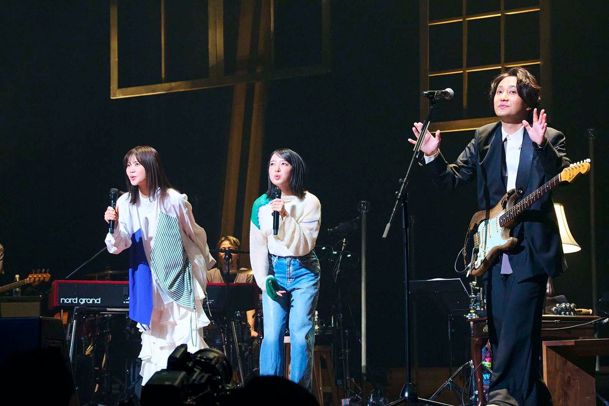 monearchives's tweet photo. For the encore, special guest Ikimonogakari appeared for the Tokyo show. They performed “Mabushii,” a song written and composed by Yoshiki Mizuno. Then they sang “YELL” together, the song that made Mone fall in love with Ikimonogakari. https://t.co/NdYR4jsCin