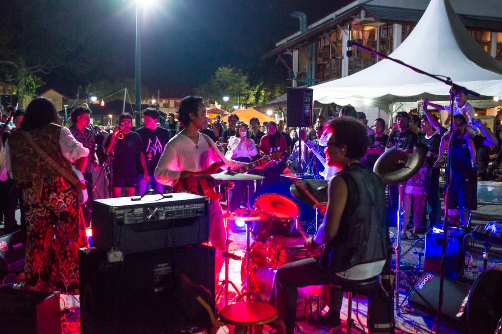 They’re simply electric and magic. Songs from <a href="/Mrgstwa/">Margasatwa</a> ignited the atmosphere of #pestakaryalumut Thank you for gracing Perak-on-the-sea. 

Check out Margasatwa’s beautiful sound: 

open.spotify.com/artist/48A2dOU…