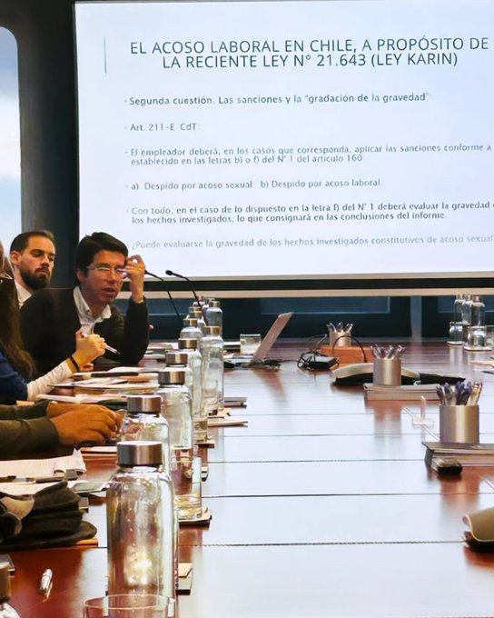 FundaciónChileEspaña (@fundchileespana) on Twitter photo 🇨🇱🤝🏼🇪🇸 La FCE organizó un encuentro con expertos y estudiantes de la <a href="/UAHes/">Universidad Alcalá</a> y la <a href="/uchile/">Universidad de Chile</a> para debatir estrategias que promuevan entornos laborales más seguros y respetuosos.
La jornada se llevó a cabo en el bufete Uría Menéndez.
#FundaciónChileEspaña #Chile #España 🇨🇱🤝🏼🇪🇸 La FCE organizó un encuentro con expertos y estudiantes de la <a href="/UAHes/">Universidad Alcalá</a> y la <a href="/uchile/">Universidad de Chile</a> para debatir estrategias que promuevan entornos laborales más seguros y respetuosos.
La jornada se llevó a cabo en el bufete Uría Menéndez.
#FundaciónChileEspaña #Chile #España