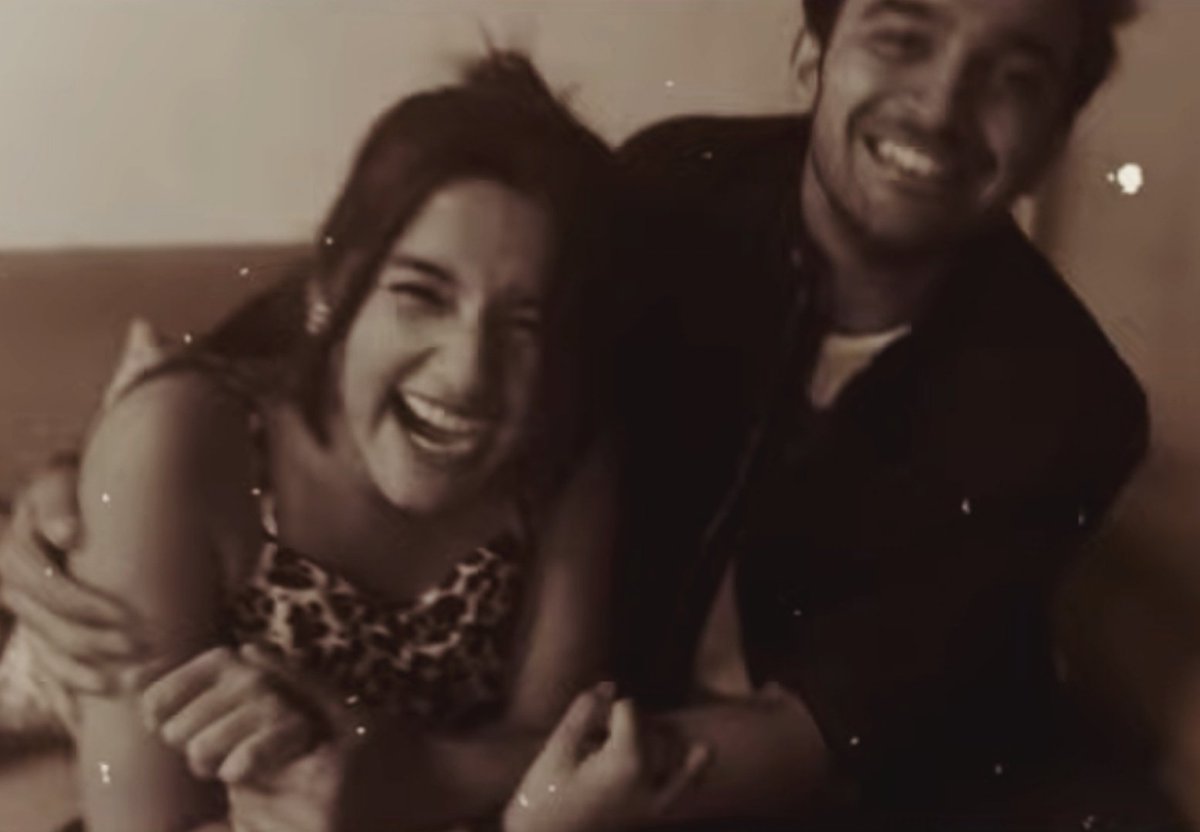 Muskan_16dec's tweet photo. I wasn't emotionally prepared, but my babies' reunion is the BEST surprise EVER to celebrate 5 years of Barrister Babu TOMORROW!
I can't express how it feels to see my Birristra Babu and Bondu
together after so long ✨
#Barristerbabu
#PravishtMishra #AurraBhatnagarBadoni https://t.co/3lTxQlAGZm