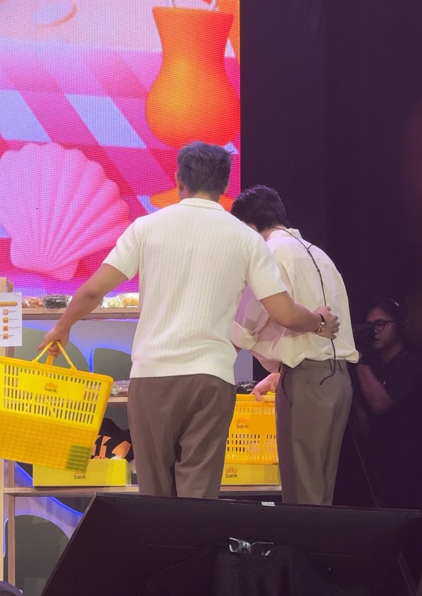 GANITO PALA DAPAT KAPAG MAGGOGROCERY, MAY HAHAWAK DAPAT SA LIKOD MO 😓😓😓😓 

cr; darumdadindaa