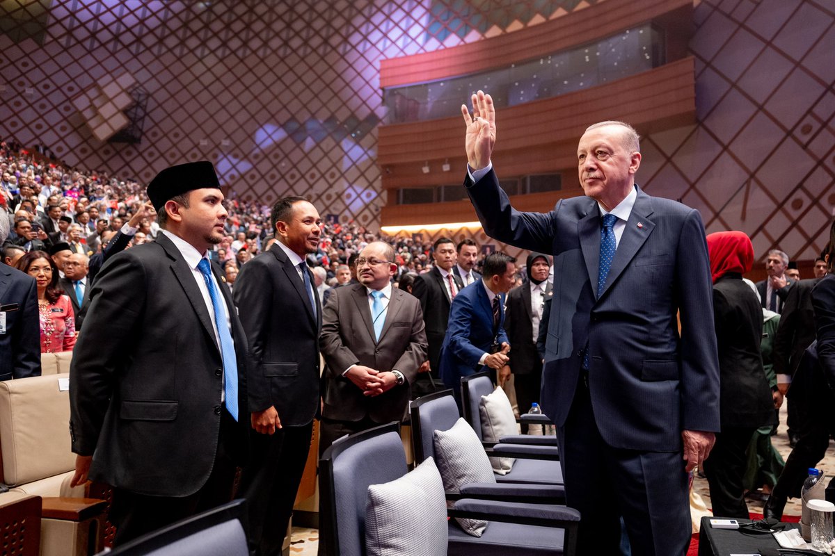 Anwar Ibrahim (@anwaribrahim) on Twitter photo Hari ini Malaysia menyambut kunjungan Presiden Republik Türkiye <a href="/RTErdogan/">Recep Tayyip Erdoğan</a> yakni tidak hanya sebagai sahabat karib saya, malah sebagai seorang negarawan yang mencorak masa depan negaranya dengan impak yang tidak kecil kepada dunia.
Selama lebih dua dasawarsa, Presiden Erdoğan Hari ini Malaysia menyambut kunjungan Presiden Republik Türkiye <a href="/RTErdogan/">Recep Tayyip Erdoğan</a> yakni tidak hanya sebagai sahabat karib saya, malah sebagai seorang negarawan yang mencorak masa depan negaranya dengan impak yang tidak kecil kepada dunia.
Selama lebih dua dasawarsa, Presiden Erdoğan