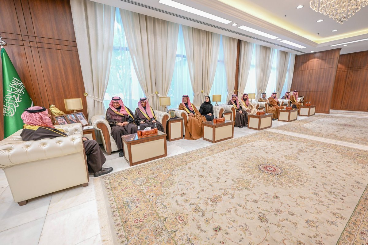 سمو #أمير_منطقة_حائل يستقبل رؤساء اللجان الوطنية في اتحاد الغرف التجارية السعودية بحضور رئيس مجلس إدارة غرفة حائل أ.هاني الخليفي حيث تم بحث سبل التعاون بين الإمارة واتحاد الغرف التجارية السعودية لدعم التنمية الاقتصادية بالمنطقة.