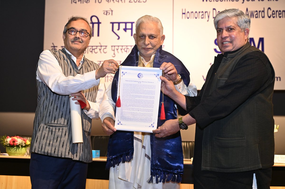 IIM_Calcutta's tweet image. IIM Calcutta confers the Honorary Doctorate Award to Yogi and Spiritual Leader, Sri M on February 10, 2025

@maverikgk | @SriMspeaks