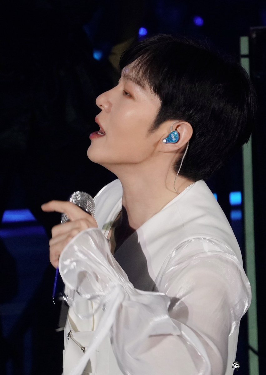 250209 #LEECHANGSUB SOLO CONCERT <#TheWayfarer> ENCORE(막)
#이창섭

예..예쁩니다.