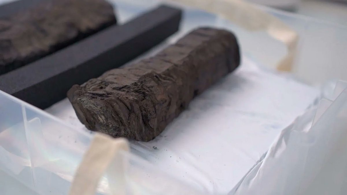 MarioNawfal's tweet image. AI UNLOCKS A 2,000-YEAR-OLD ROMAN SCROLL—NO TIME MACHINE NEEDED

A scroll from Herculaneum, carbonized by Mount Vesuvius in 79 AD, has been digitally unwrapped for the first time—thanks to a particle accelerator, X-ray tomography, and some seriously clever AI.

The scroll is…