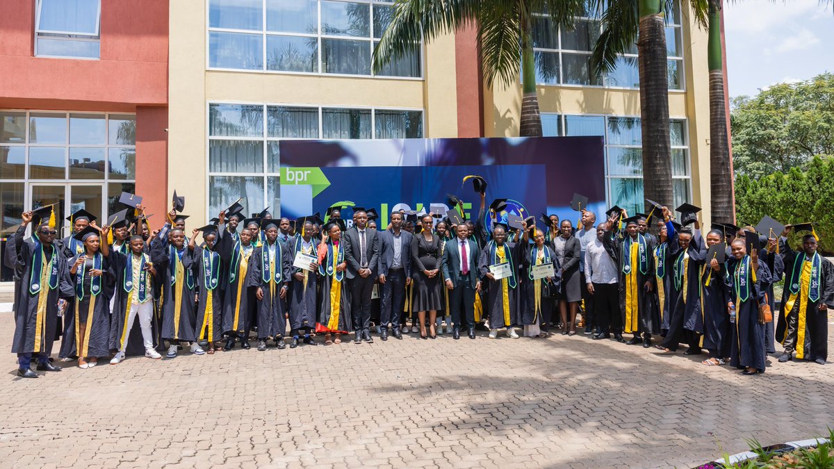 RwandaYouthArts's tweet photo. Uyu munsi, Min. @jnabdallah yitabiriye umuhango wo gutanga impamyabumenyi ku rubyiruko 90, rurangije amasomo y'imyuga n'ubumenyingiro muri gahunda ya #Igire ku nshuro ya karindwi. Aba banyeshyuri bari bamaze amezi atandatu biga mu mashami atandukanye ya @RwandaPolytec. https://t.co/K5gnVmtv2Z