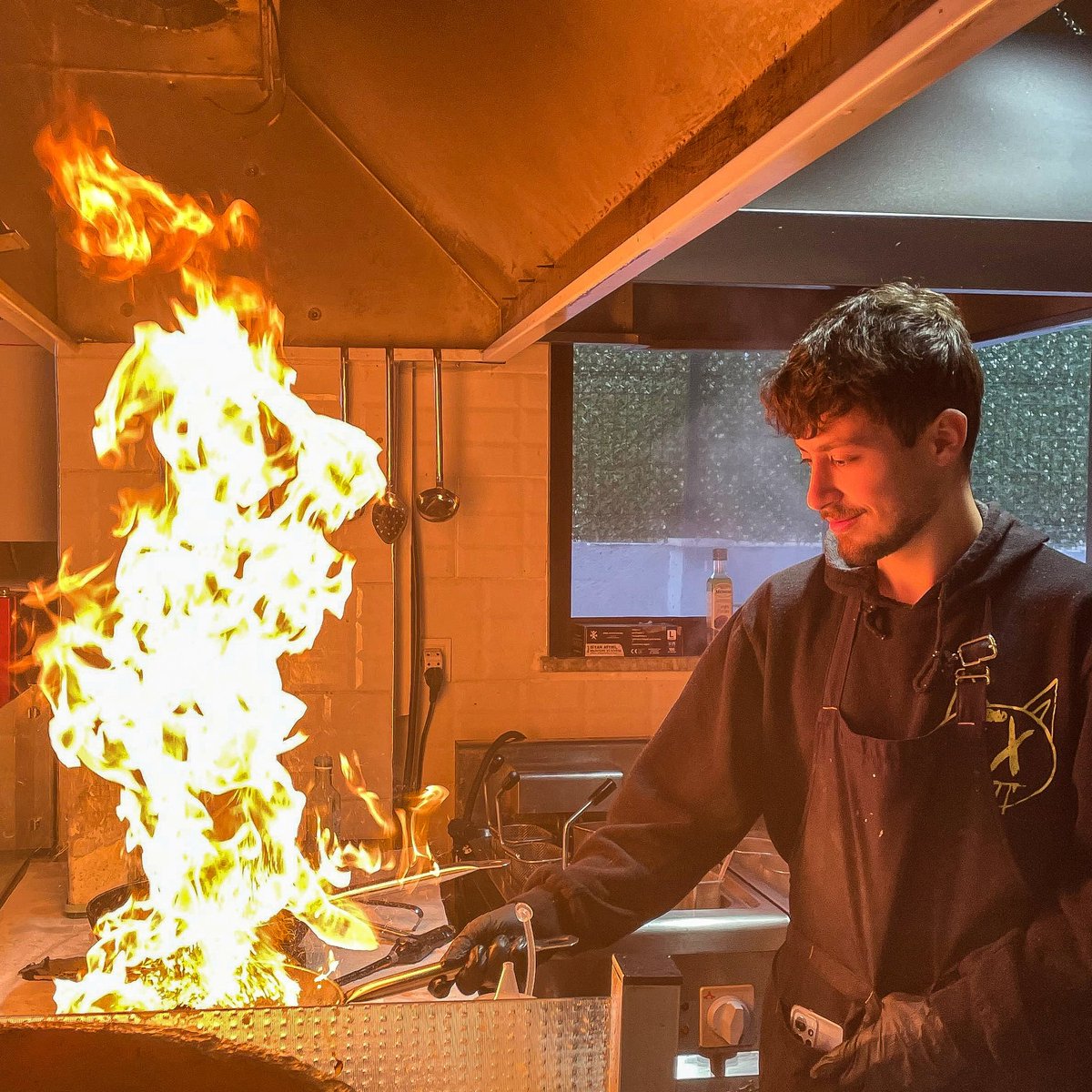 mucoconner's tweet image. Bu eller sadece tweet atmıyor falan filan