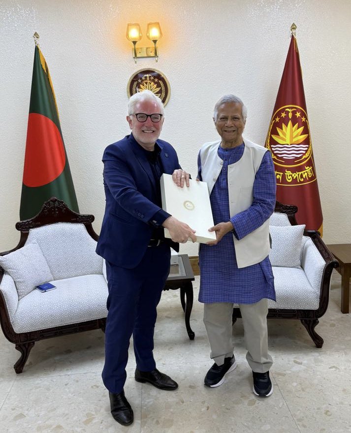 KellyinDelhi's tweet photo. Great meeting with @ChiefAdviserGoB Professor Yunus today in Dhaka.  

He gave generously of his time despite his unenviable task in leading the transition in Bangladesh.

Spoke of the parallels in some of the challenges faced by 🇧🇩 &amp; those we experienced in Irish peace process . https://t.co/PnMxlh1zaL