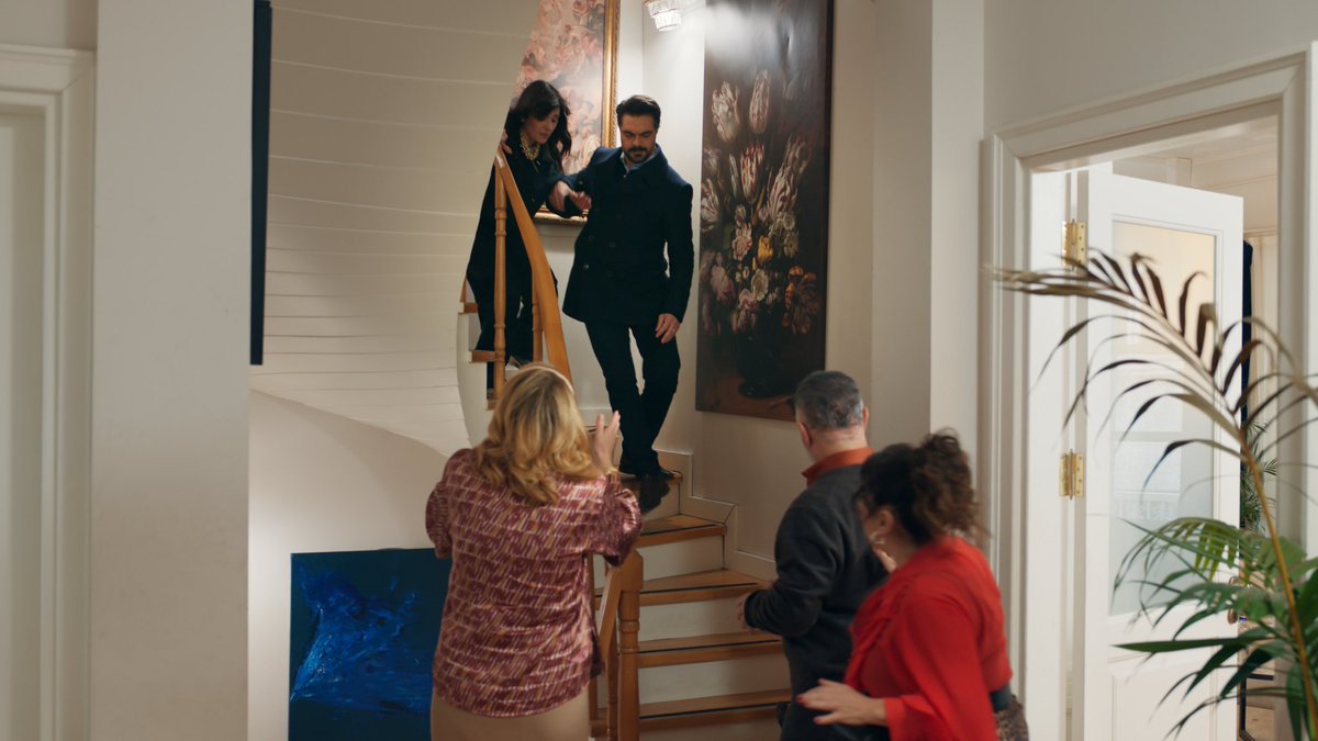 #LeylaHayatAşkAdalet dizisinin çarşamba akşamı NOW’da yayınlanacak yeni bölümünden gerilimi yüksek tanıtım yayınlandı. 

Küçük Leyla’yı geri kazanmak için her şeyi yapan Civan Leyla’nın bitmek bilmeyen yalanlarına karşı isyan ederken Leyla ise intikam yolunda Civan’dan vazgeçmeyi