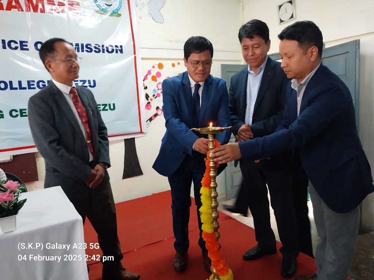APPSC_Official's tweet image. On 5 Feb 2025, APPSC held an outreach at Indira Gandhi Govt. College, Lohit, guiding students on exams and career paths. Chairman Prof. Lingfa stressed confidence, discipline, and time management. Member Col. Koj Tari advised on stress management and NCC benefits.