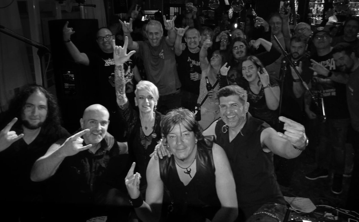 ⚡Espectacular como siempre El Mirador de Tomelloso. Es la segunda vez que venimos y la verdad estamos como en casa. Un público super entregado que nos hace la hostia de felices.

Mil gracias a todos los que vinisteis, incluso desplazándose de otras localidades. 
Esperamos volver