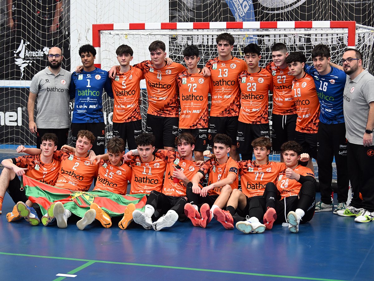 BMTorrelavega's tweet photo. 🛬 Ya estamos en Torrelavega y nuestro primer post va para reconocer el trabajazo de nuestro equipo juvenil en Lanzarote

💪 Una magnífica experiencia para una generación de la #CanteraNaranja con mucho futuro por delante https://t.co/ci9GMBJvhr