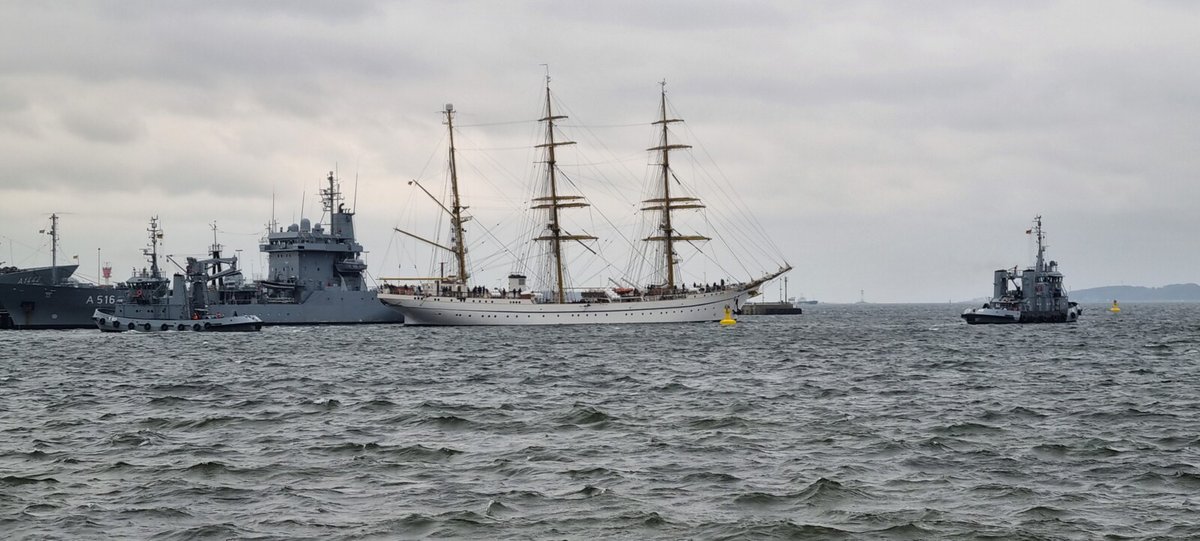 Als heute die Gorch Fock auslief, standen Mitarbeitende der <a href="/Kath_MilSeel/">KathMilitärseelsorge</a> Dekanat Kiel am Fenster. Sie sendeten allen Seefahrern Gottes Segen auf der Fahrt und "Allzeit eine Handbreit Wasser unter dem Kiel" mit.
#Militärseelsorge #Marine #Kiel #Gorch_Fock #Begleitung